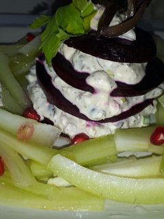 Una foto de Timbal de beterraga y queso Philadelphia