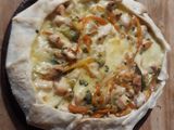Tarta de pollo, vegetales y crema