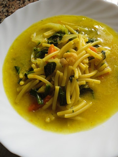 Una foto de Sopa de fideos y gambas