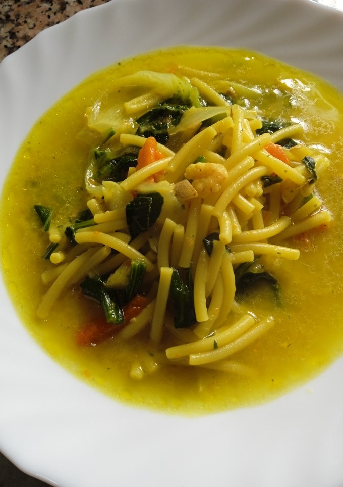 Una foto de Sopa de fideos y gambas