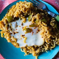 A picture of Instant noodle shakshuka.
