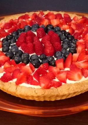 Foto di Crostata con namelaka al cioccolato bianco e lime con frutti di bosco