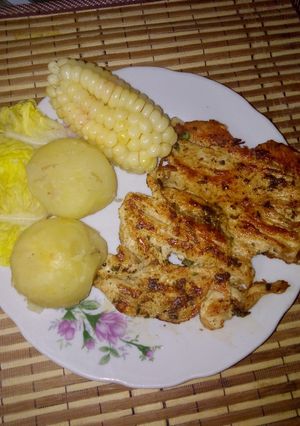 Una foto de Pollo a la plancha con papas y choclo