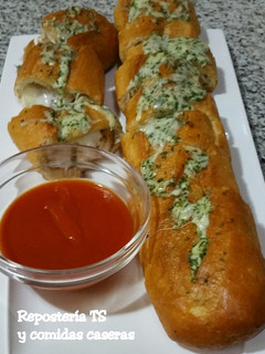 Una foto de Baguette de ajo de pollo parmesano