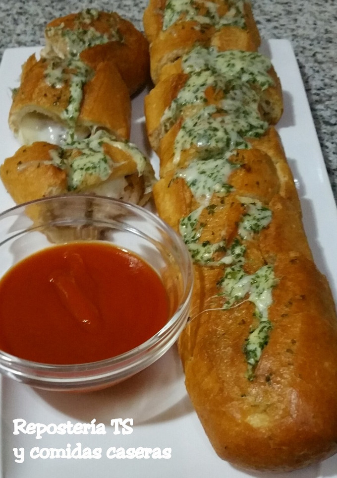 Una foto de Baguette de ajo de pollo parmesano
