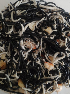 Una foto de Espaguetis con gulas y gambas