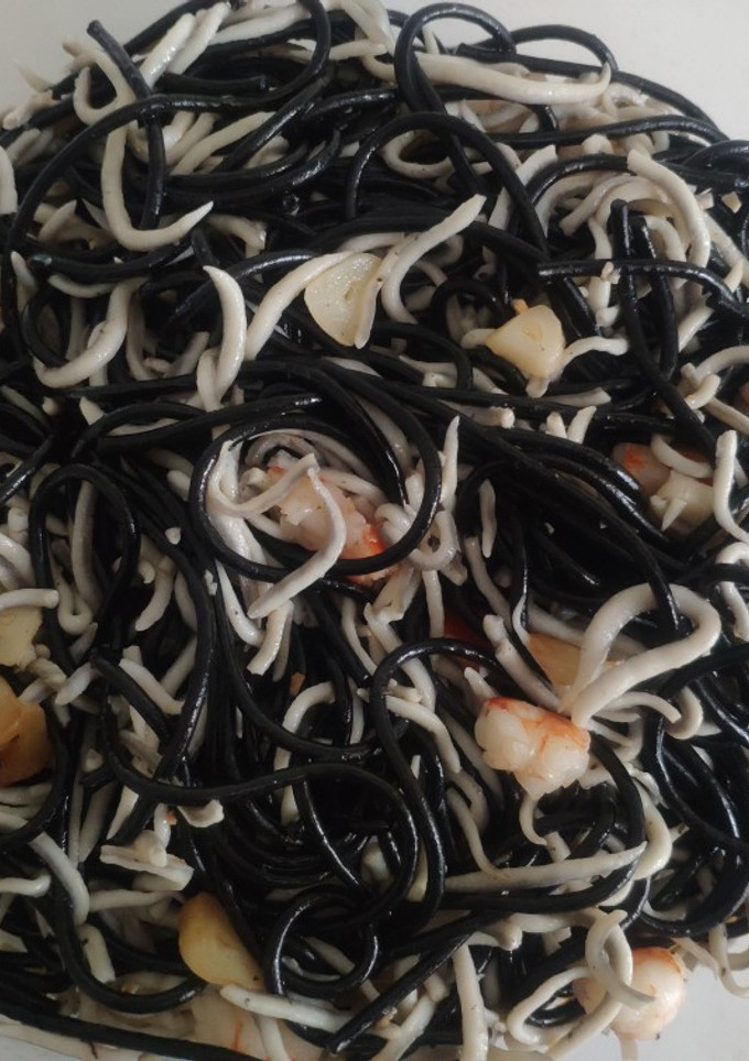 Una foto de Espaguetis con gulas y gambas