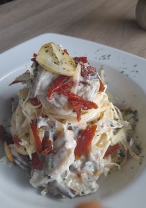 Una foto de Spaghetti con cirgolas scamorza e jamón del país