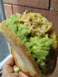 Arepa rellena de pollo con salsa de manzana, zanahoria, cebolla y crema...🫓🥙🥯