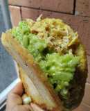 Arepa rellena de pollo con salsa de manzana, zanahoria, cebolla y crema...🫓🥙🥯