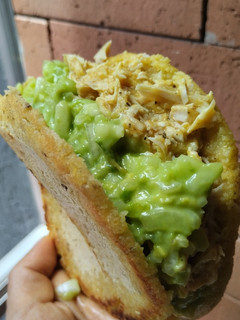 Una foto de Arepa rellena de pollo con salsa de manzana, zanahoria, cebolla y crema...🫓🥙🥯