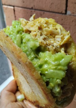 Una foto de Arepa rellena de pollo con salsa de manzana, zanahoria, cebolla y crema...🫓🥙🥯
