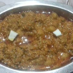 A picture of Chole paneer.