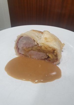 Una foto de Hojaldre relleno de solomillo de cerdo, jamón serrano y manzana