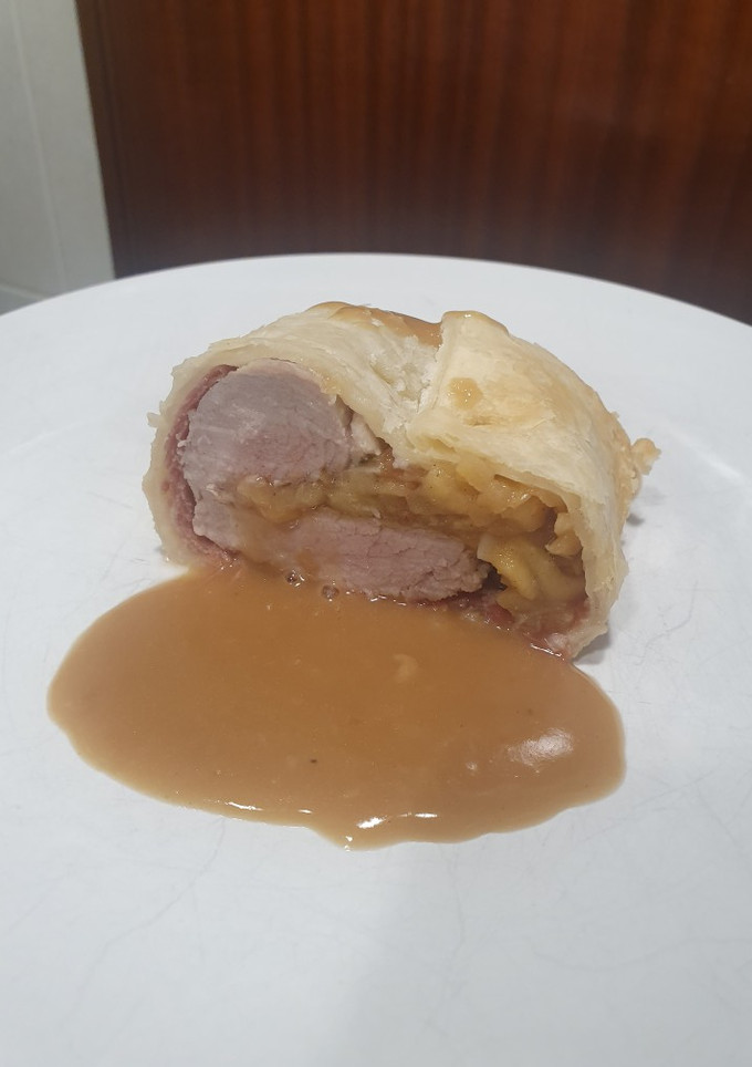 Una foto de Hojaldre relleno de solomillo de cerdo, jamón serrano y manzana