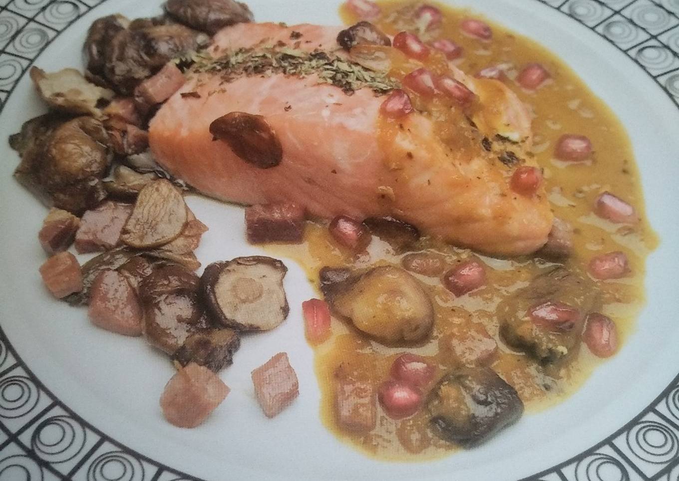 Salmón en salsa de azafrán con setas salteadas