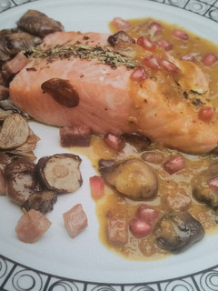 Una foto de Salmón en salsa de azafrán con setas salteadas
