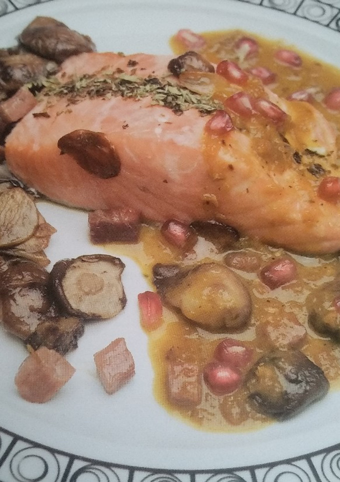 Una foto de Salmón en salsa de azafrán con setas salteadas