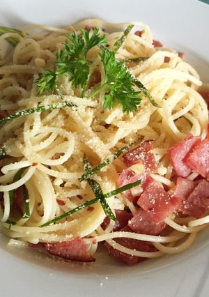 Foto resep Pasta Aglio Olio with Smoked Beef & Keffir Lime Leaves