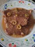 Filetes de ternera en salsa con aceitunas verdes