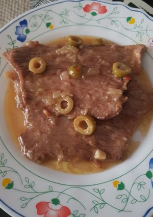 Una foto de Filetes de ternera en salsa con aceitunas verdes