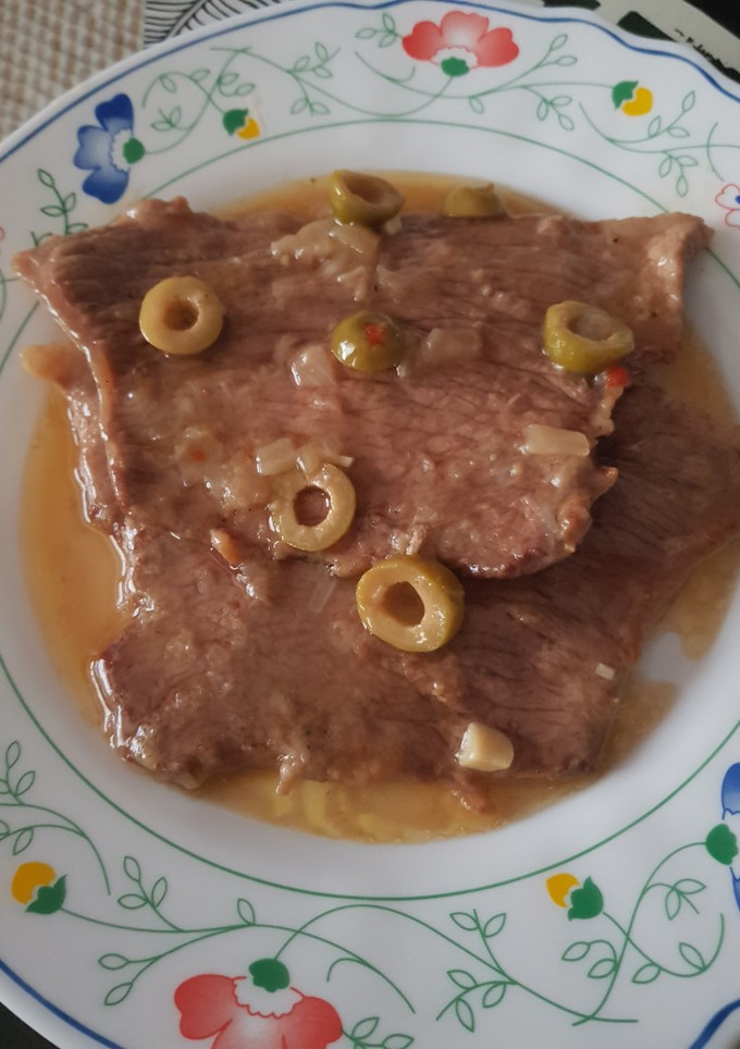 Una foto de Filetes de ternera en salsa con aceitunas verdes