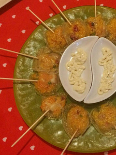 Una foto de Piruletas de paella