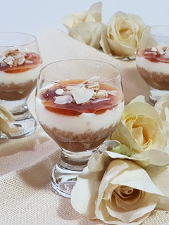 Una foto de Delicia de ciruelas con crema de queso y galleta!!!