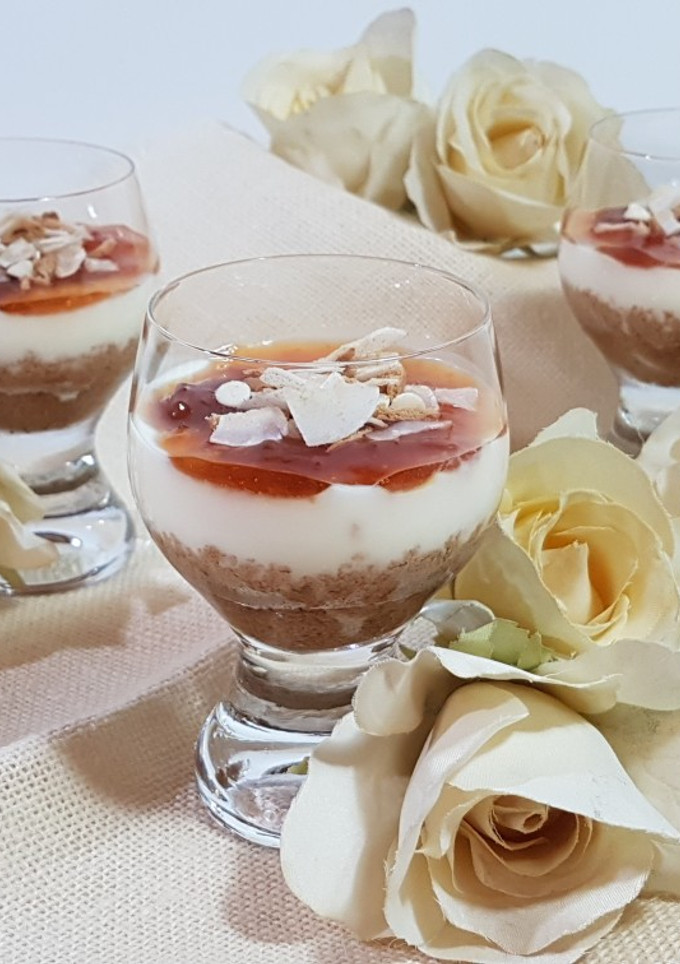 Una foto de Delicia de ciruelas con crema de queso y galleta!!!