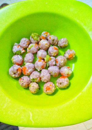 Foto resep Menu GTM Bola Nasi Merah+sayur
