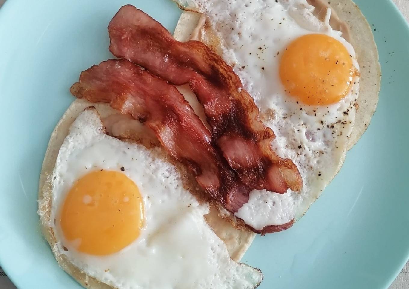 Huevos estrellados con tocino 🍳🥓