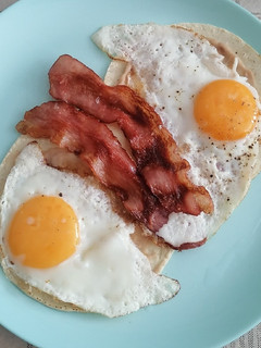 Una foto de Huevos estrellados con tocino 🍳🥓