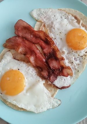 Una foto de Huevos estrellados con tocino 🍳🥓