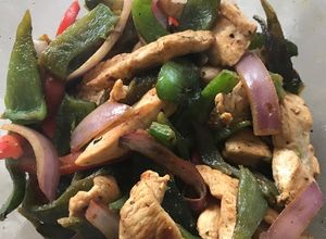 Una foto de Fajitas de pollo con rajas de chile Poblano