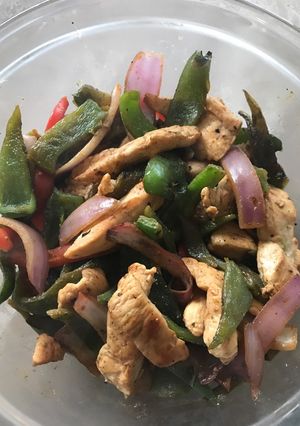 Una foto de Fajitas de pollo con rajas de chile Poblano