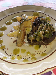 Una foto de Filete al perejil con papas rústicas