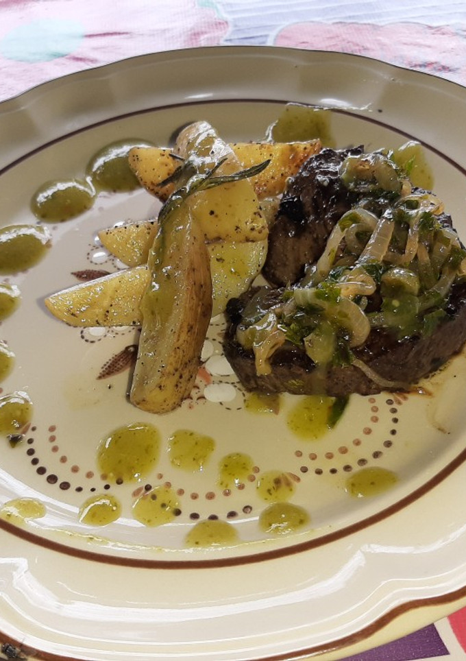 Una foto de Filete al perejil con papas rústicas