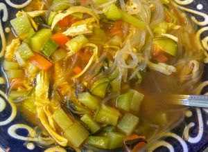 Una foto de Caldo de pollo con fideo chino🍜