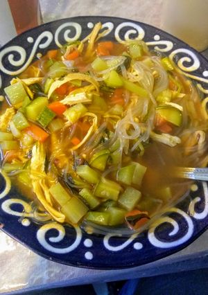 Una foto de Caldo de pollo con fideo chino🍜
