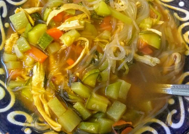 Caldo de pollo con fideo chino🍜