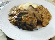 Una foto de solomillo en salsa con ajo cebolla
