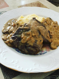 Una foto de Solomillo de ternera en salsa de setas y puré de patata