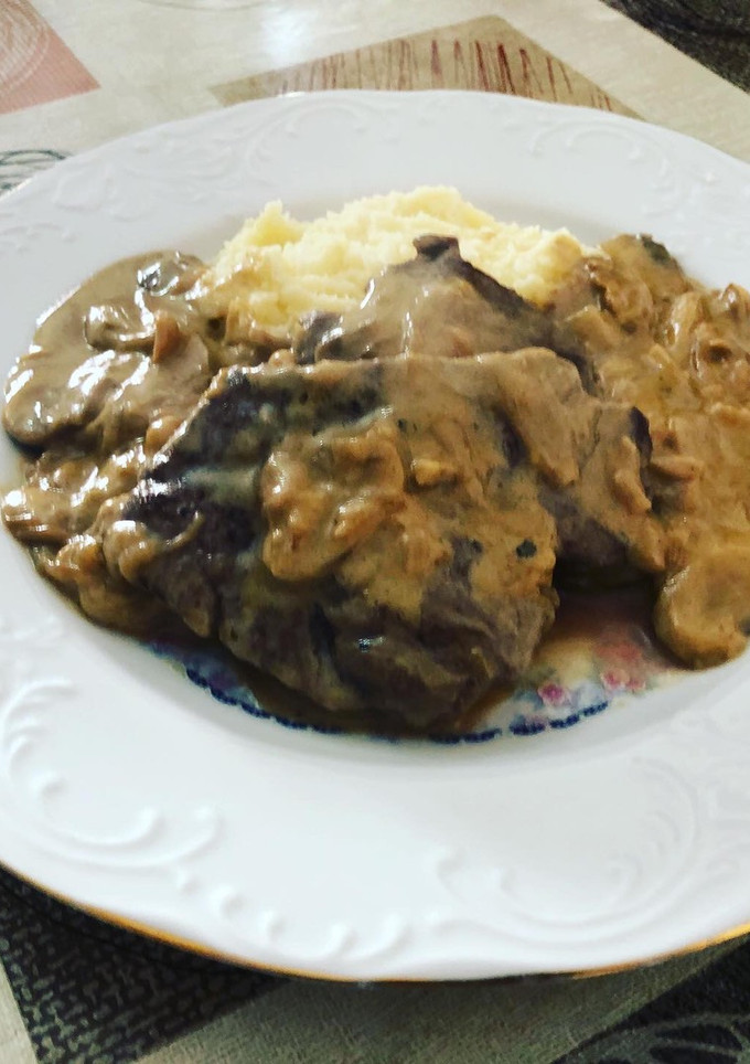 Una foto de Solomillo de ternera en salsa de setas y puré de patata