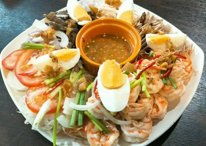 สูตร ยำใหญ่ ใส่สารพัด วางจานจัดหลายเหลือตรา โดย Matt Matt - Cookpad