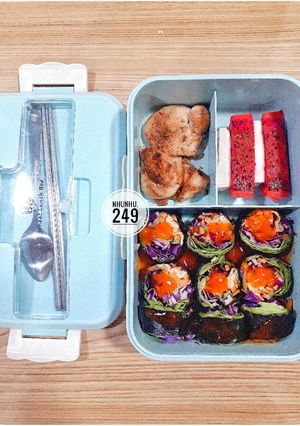 Hình của món Healthy: Kimbap rau củ - ức gà áp chảo.