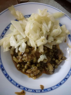 Una foto de Ternera en salsa y patatas fritas