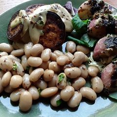 A picture of Sig's white bean salad.