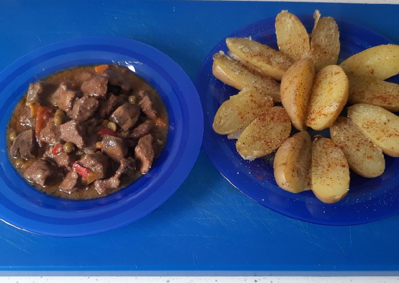 Ternera jardinera en olla lenta con papas aliñás