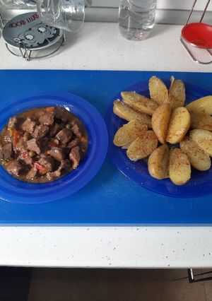 Una foto de Ternera jardinera en olla lenta con papas aliñás