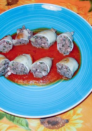 Foto di Calamari ripieni di salsiccia con salsa piccante